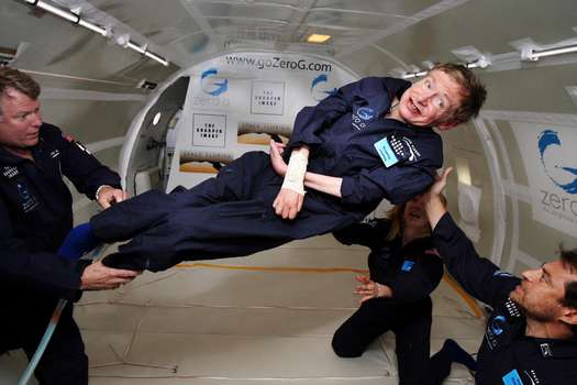 Stephen Hawking en gravedad cero durante un vuelo a bordo de un avión Boeing 727 modificado, propiedad de Zero Gravity Corp.