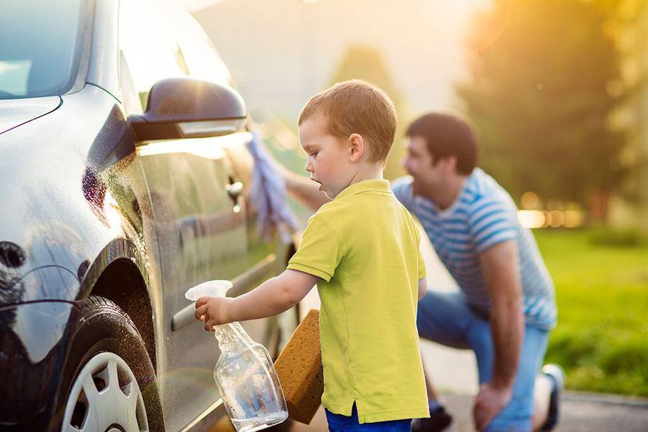 Lavando el carro, al menos cada 2 semanas, evitarás que se acumule polvo y que las partes se vean desgastadas, además el exterior conservará su brillo.
