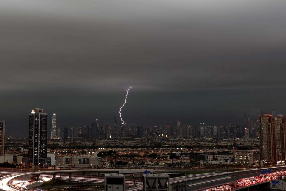 Un relámpago atraviesa el cielo durante una fuerte lluvia en Dubai, Emiratos Árabes Unidos, el 16 de abril de 2024.

