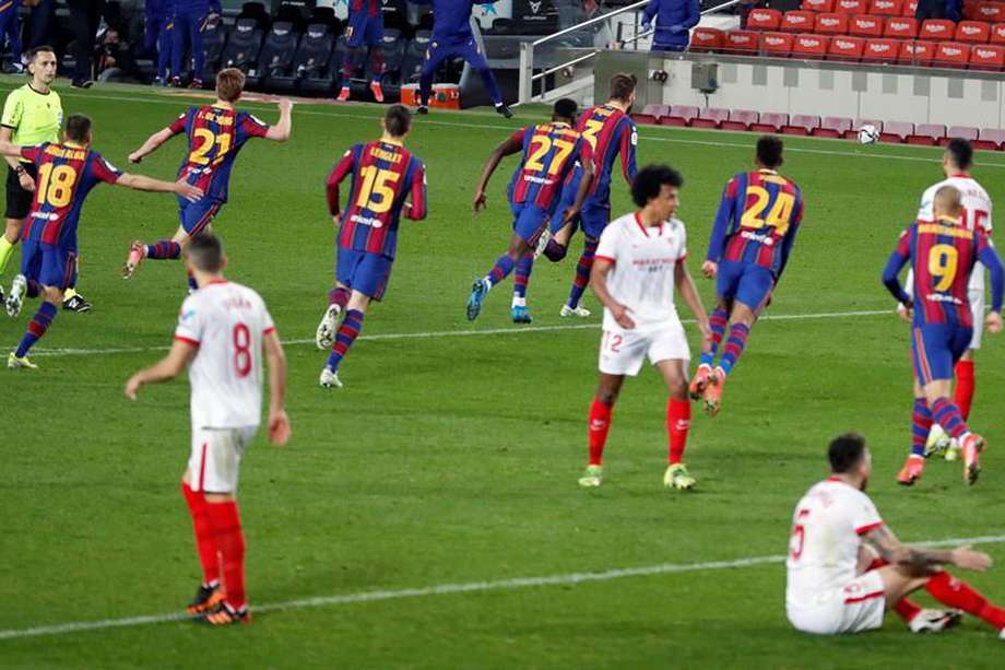 Los jugadores de Barcelona celebran el gol que les permitió llevar el partido a la prórroga en el último minuto.