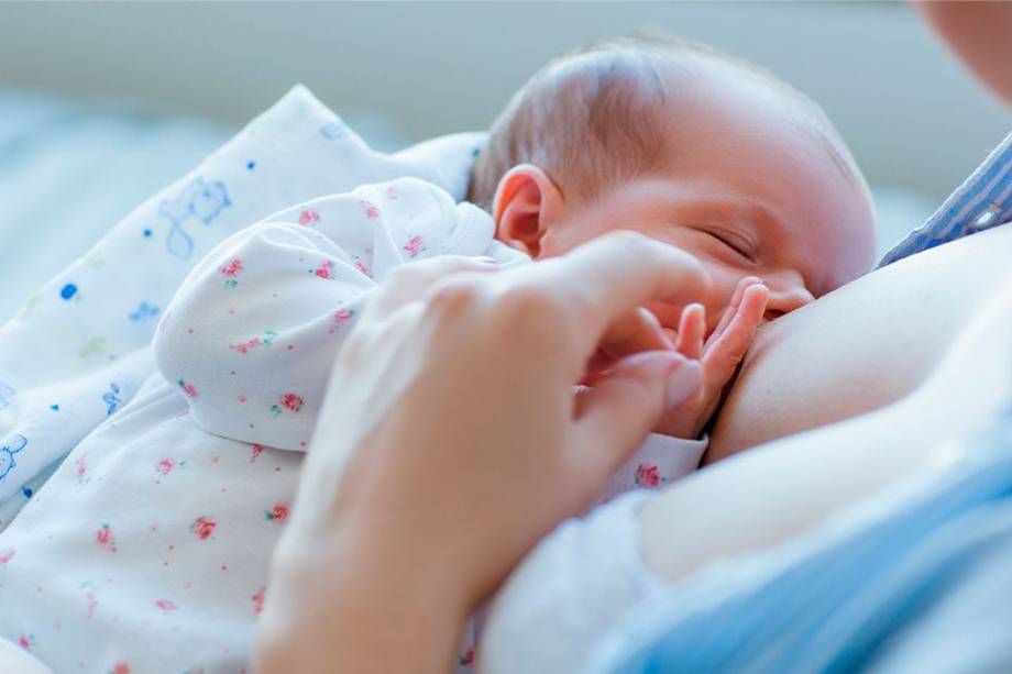 ¿Es normal que el bebé se duerma cuando está lactando o tomando el tetero?