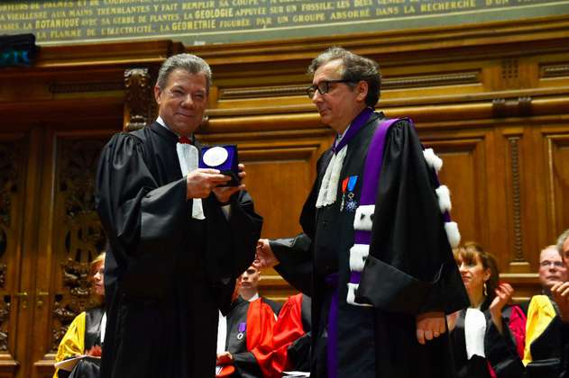 Santos recibió Doctorado Honoris Causa en París