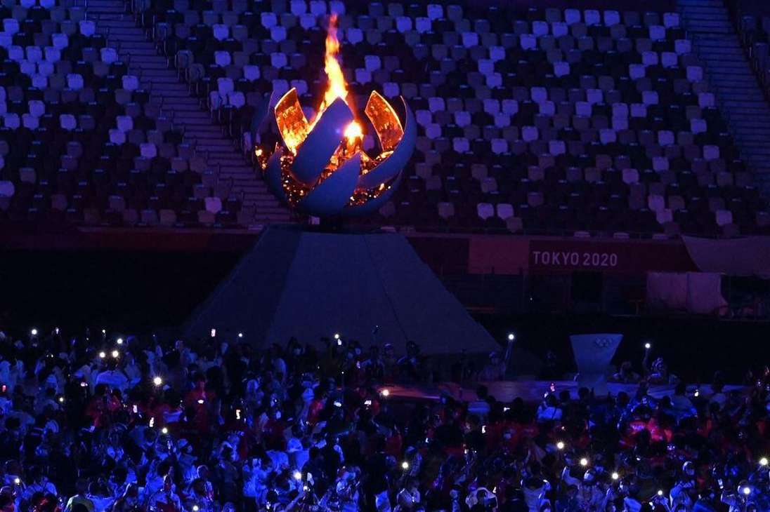 Los Juegos Olímpicos se cerraron con una ceremonia titulada: “Worlds We Share (Los mundos que compartimos)”. Al fondo el pebetero con los últimos instantes de la llama olímpica.
