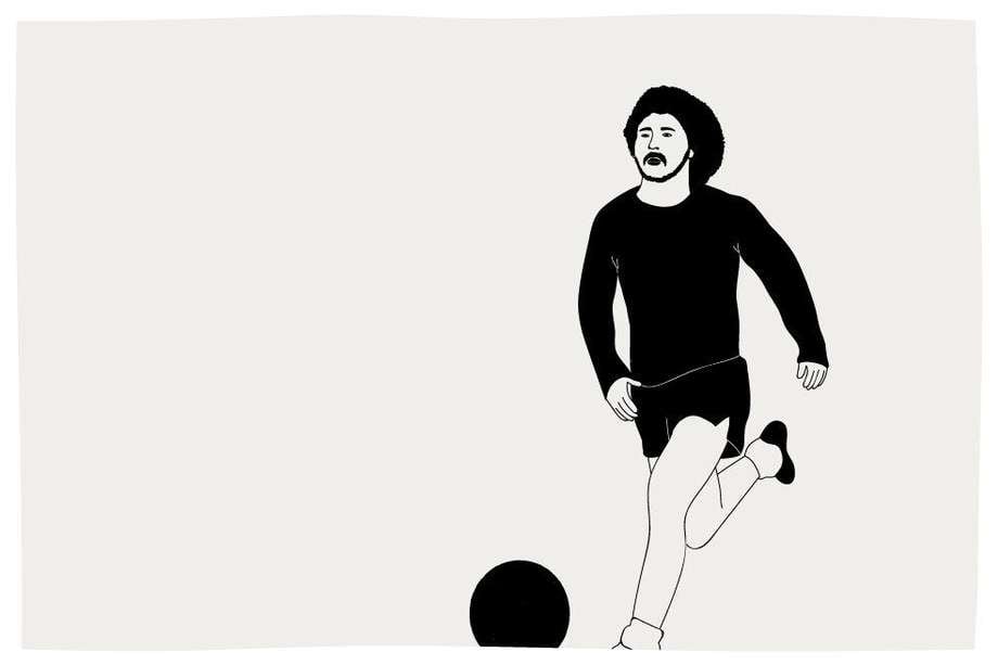 Paul Breitner, la pelota al pie y la cabeza levantada. La estampa de un futbolista que marcó la década de los 70.