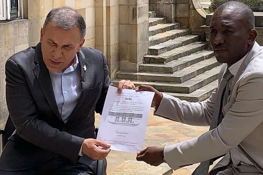 El senador Roy Barreras recibió de Paulino Riascos, representante legal del partido Alianza Democrática Afrocolombiana (ADA) el aval para ser su candidato presidencial.