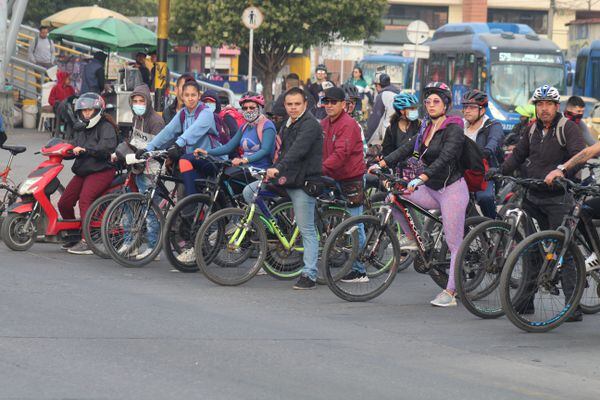 Se reportó que 17 mil ciclistas se están movilizando en la ciudad.Jorge Londoño