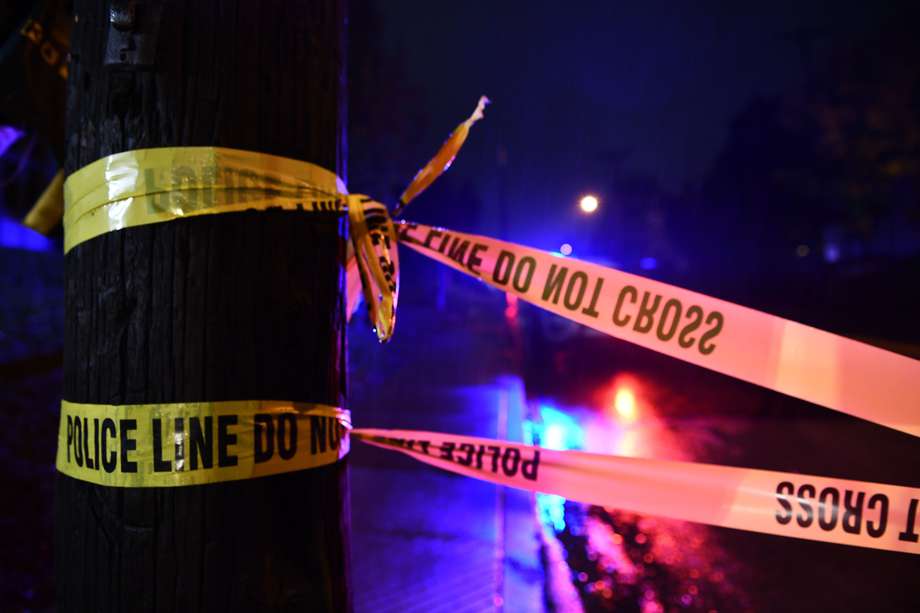 Imagen de referencia de una escena de un crimen en Estados Unidos, delimitada por la línea de peligro de la Policía. 