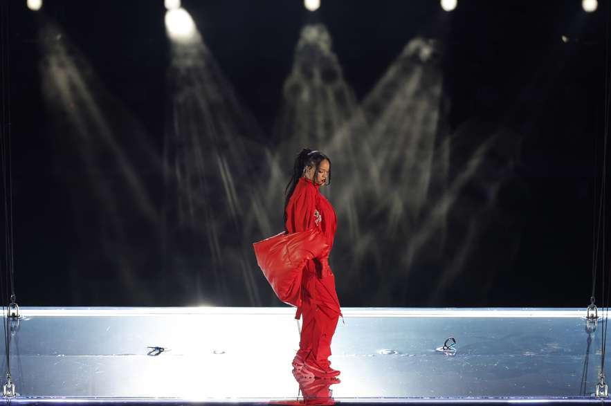 Glendale (United States), 12/02/2023.- Barbadian singer Rihanna performs during halftime of Super Bowl LVII between the AFC champion Kansas City Chiefs and the NFC champion Philadelphia Eagles at State Farm Stadium in Glendale, Arizona, 12 February 2023. The annual Super Bowl is the Championship game of the NFL between the AFC Champion and the NFC Champion and has been held every year since January of 1967. (Estados Unidos, Filadelfia) EFE/EPA/JOHN G. MABANGLO