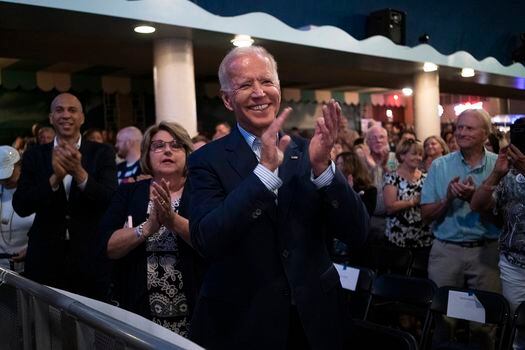 El candidato Joe Biden lleva la delantera con un 29,8% de las intenciones de voto para las primarias presidenciales demócratas. / AFP