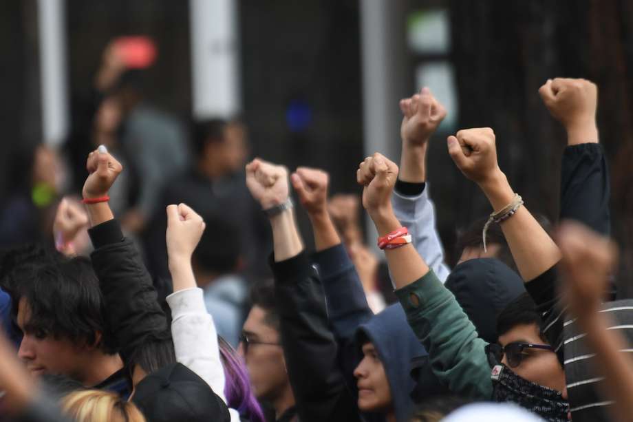 Estudiantes de 12 universidades se manifestaron por las principales vías de Bogotá, rechazando los posibles actos de corrupción en la Universidad Distrital, los procedimientos violentos del Esmad y los actos vandálicos de encapuchados.