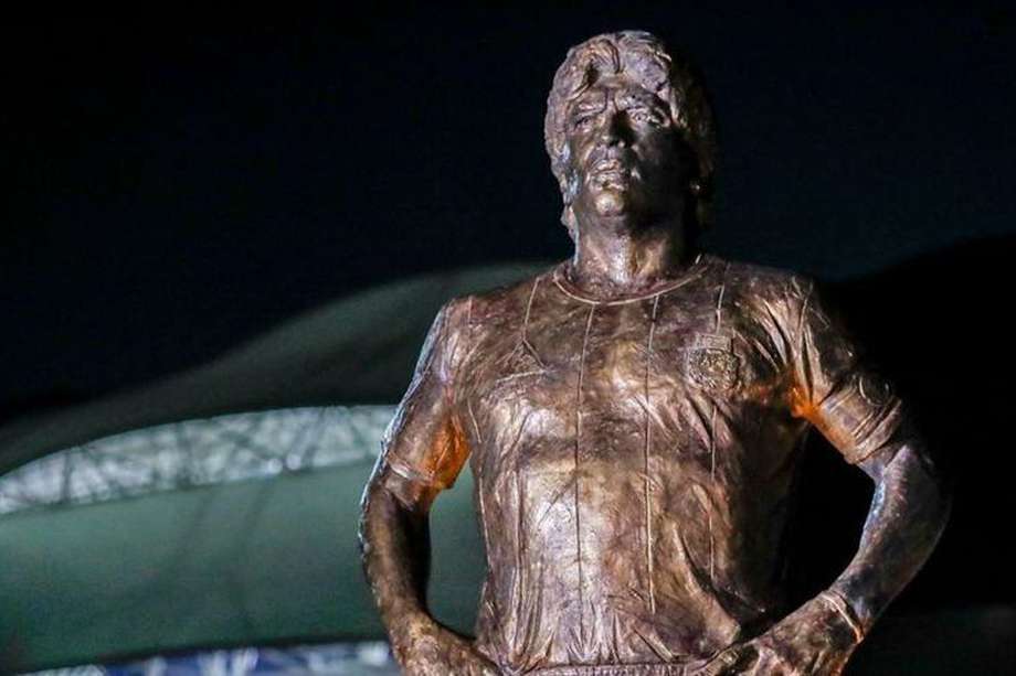 Estatua de Diego Armando Maradona inaugurada en 2021 en el Estadio Madre de Ciudades, en Santiago del Estero, Argentina.