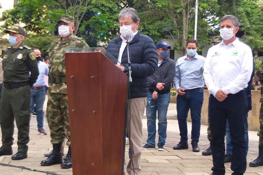 Ministro de Defensa, Carlos Holmes Trujillo, estuvo reunido con las autoridades locales de Andes, en Antioquia. / Ministerio de Defensa.