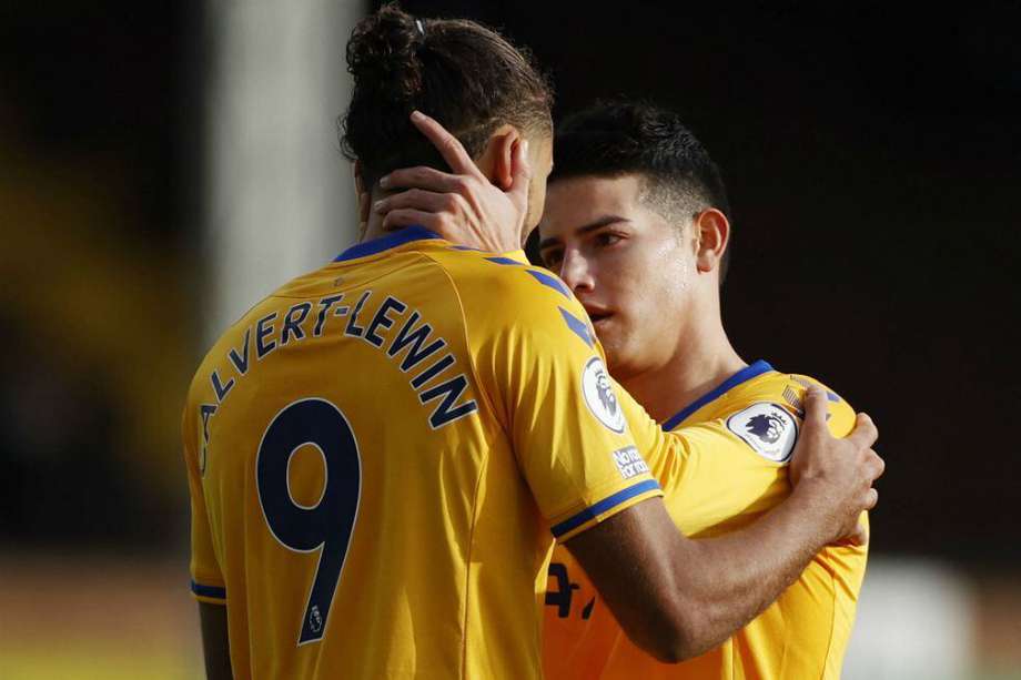 El colombiano James Rodríguez felicita al goleador del Everton, Dominic Calvert-Lewis.
