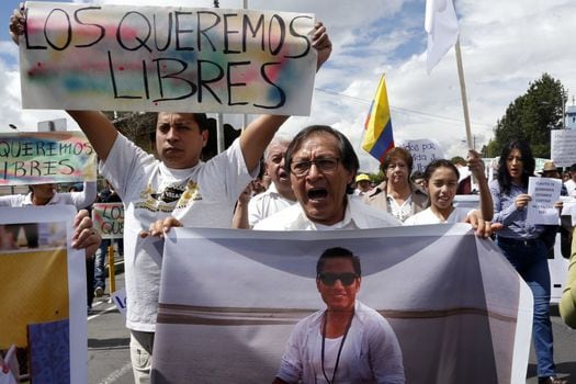 Durante los 16 días que van de secuestros, en Ecuador se han realizado varias marchas en solidaridad con los periodistas. / AFP