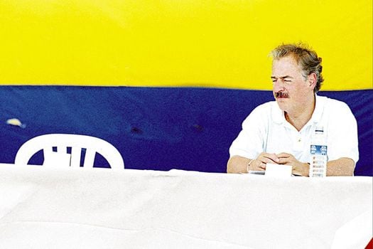 El 7 de enero de 1999, ‘Tirofijo’ incumplió la cita que tenía con el presidente Andrés Pastrana en la plaza Los Fundadores, de San Vicente del Caguán. A este hecho se le conoce como “la silla vacía”.