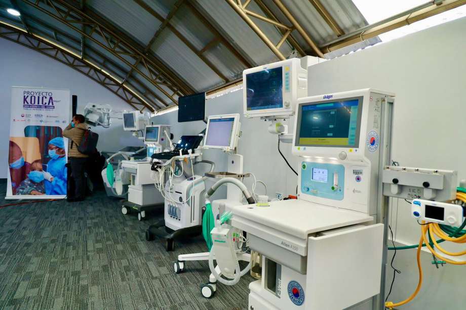 Durante la inauguración se entregaron nuevos tomógrafos, así como equipos de rayos x, ecógrafos, laboratorios pulmonares y equipos de rehabilitación cardiopulmonar, entre otros equipos de dotación médica.