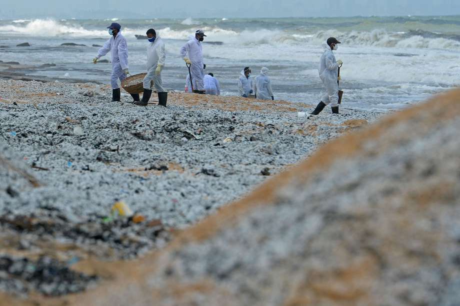 Estos escombros, incluidas varias toneladas de plástico, llegaron hasta la costa y causaron una grave contaminación en las playas, pues el barco transportaba 28 contenedores llenos de gránulos de polietileno.
