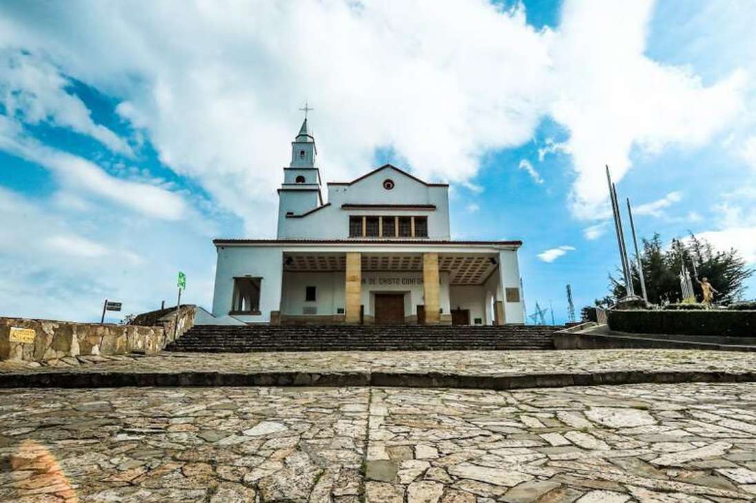 Basílica Santuario del Señor de Monserrate: está ubicada en el cerro de Monserrate, en donde hay un mirador para ver la capital. Es un santuario de peregrinación que hace parte de la Arquidiócesis de Bogotá. Fue inaugurada en 1920.