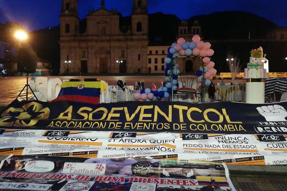 Trabajadores de la industria de los eventos en Bogotá han adelantado un plantón en frente del despacho de la alcaldesa Claudia López.