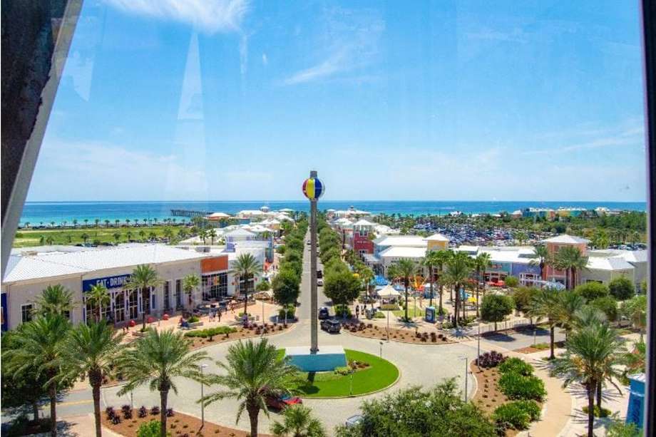 Pier Park, en Panama City Beach, ubicado frente a la playa, es un centro comercial al aire libre que cuenta con gran variedad de tiendas y restaurantes, y hasta con un parque de diversiones llamado Miracle Strip.