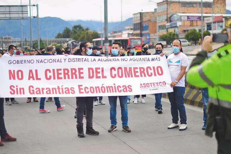 Mientras las UCI están al límite, los comerciantes vienen protestando por las cuarentenas generales.