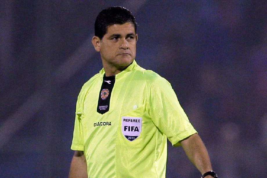 Óscar Julián Ruíz, uno de los árbitros más importantes en la historia del fútbol colombiano, se retiró en 2011. 