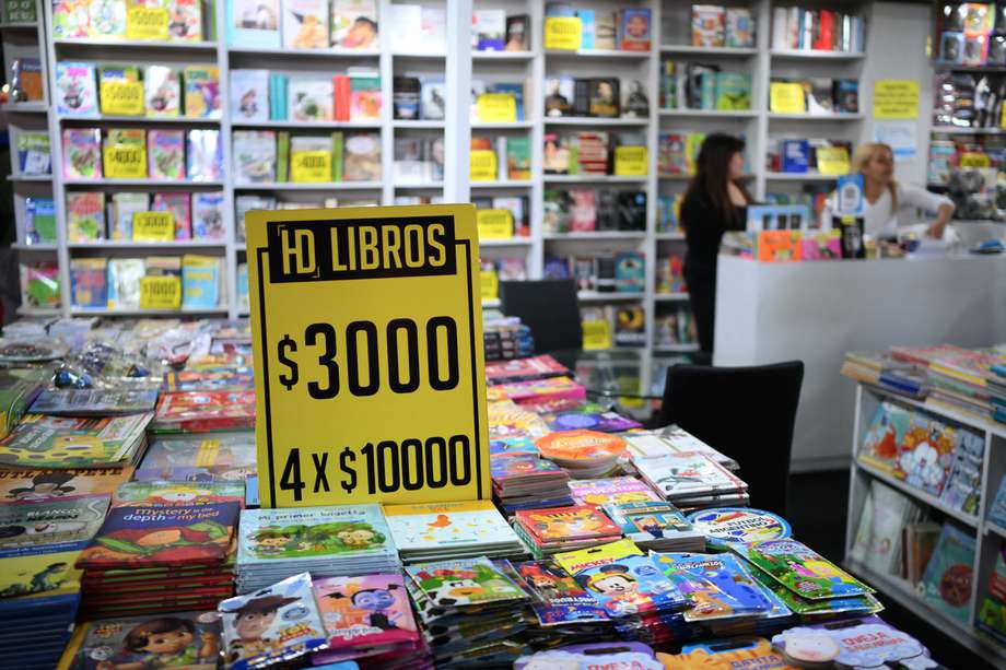 Libros a la venta en la 48.ª Feria Internacional del Libro de Buenos Aires.