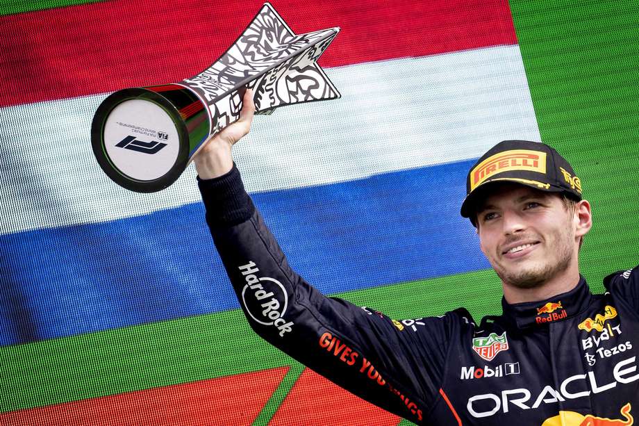 Max Verstappen, de Red Bull Racing, celebra su triunfo en el Gran Premio de Fórmula 1 de los Países Bajos en el circuito de Zandvoort.

