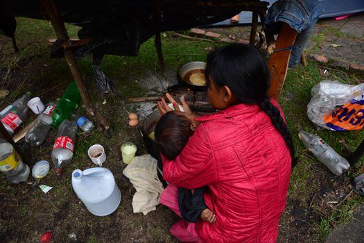 Indígenas han armado cambuches con plásticos en el Parque Nacional, al que llegaron el 29 de septiembre en su mayoría son niños, mujeres embarazadas y lactantes.