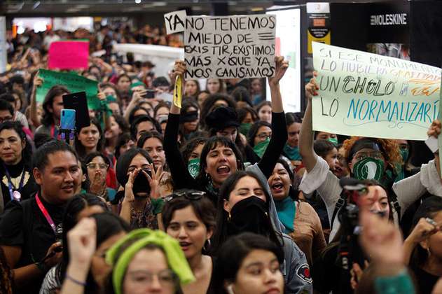 Colectivos feministas quemaron libros sobre "curar la homosexualidad" en la FIL de Guadalajara