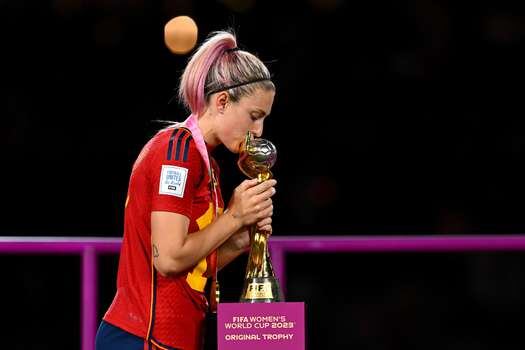 Alexia Putellas, que ganó los últimos dos balones de oro, besa el trofeo del mundial femenino. 
