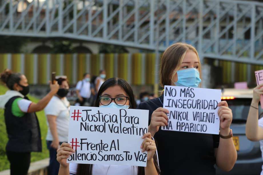 Cerca de 300 estudiantes y padres de familia acudieron a una movilización por el asesinato a Nickol Valentina Ramírez, donde pidieron a las autoridades esclarecer lo ocurrido. 