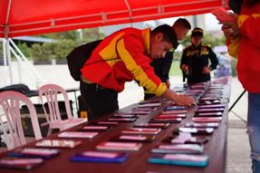 Policía de Bogotá entregó a sus dueños más de 90 celulares que habían sido robados