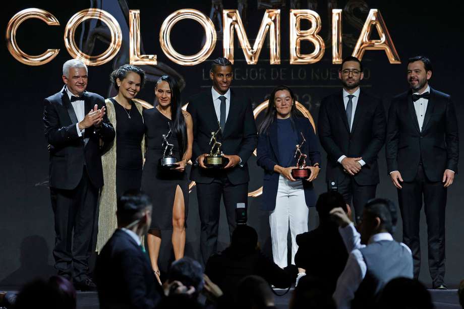 Kevin Quintero (centro) fue galardonado por el Comité Olímpico Colombiano como el atleta del año.