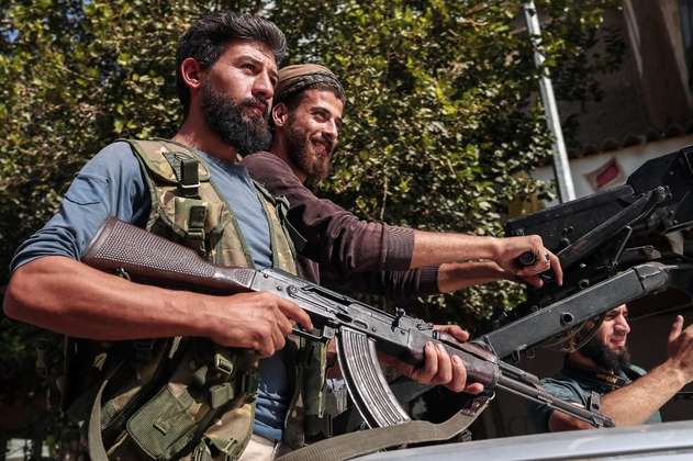 Los kurdos piden ayuda y Siria envía tropas al norte para detener a los turcos