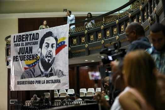 Una pancarta con la imagen del diputado Juan Requesens, quien fue detenido por el Gobierno tras su implicación en el atentado contra el presidente Nicolás Maduro, permanece colgada durante una sesión especial del Parlamento en Caracas (Venezuela).  / EFE