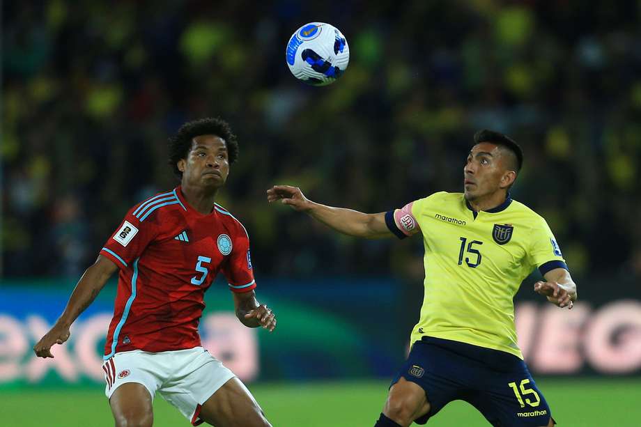 Ángel Mena (der.) de Ecuador disputa un balón con Wilmar Barrios de Colombia.
