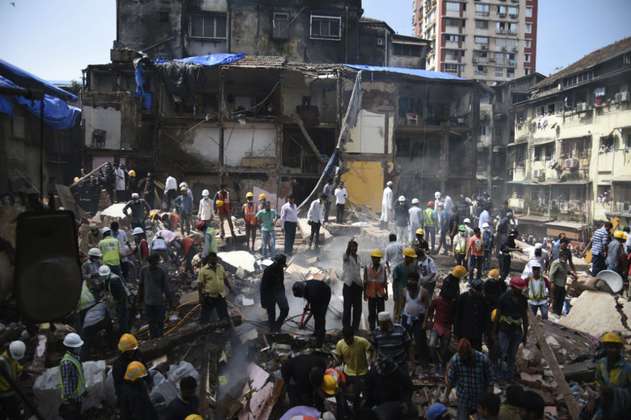 Siete muertos y decenas de desaparecidos al derrumbarse edificio en Bombay