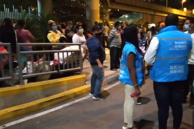 Migrantes se aglomeran en la terminal del Norte en Medellín buscando volver a Venezuela