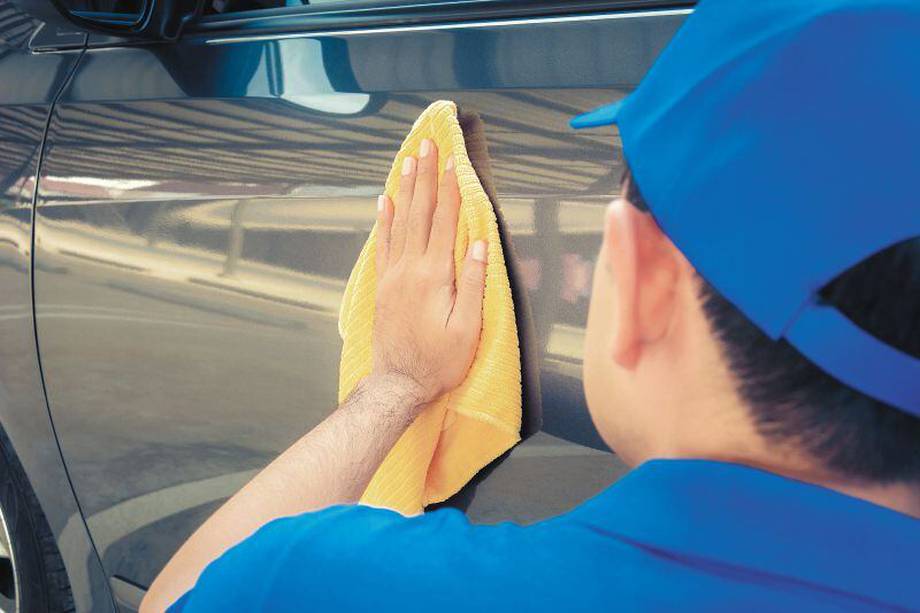 El vinagre blanco es aliado en la limpieza completa de tu vehículo.