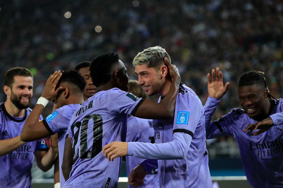 El uruguayo Federico Valverde celebra con sus compañeros tras marcar el segundo gol del Real Madrid.