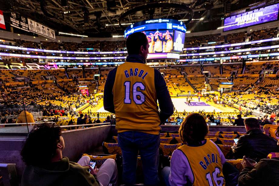 Un fan de Los Angeles Lakers usa un jersey con el número de Gasol en el encuentro en el que se le rindió homenaje al español.

