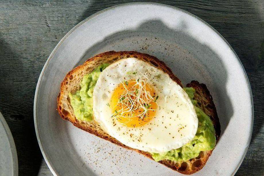 Prueba un huevo escalfado sobre medio aguacate para un desayuno rico en proteínas y grasas saludables.