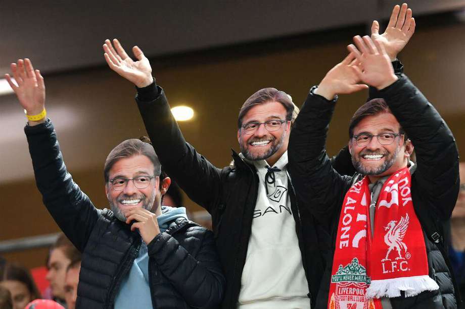 La imagen de fanáticos del Liverpool con máscaras de Jurgen Klopp en una de las más comunes en las tribunas del estadio de Anfield.