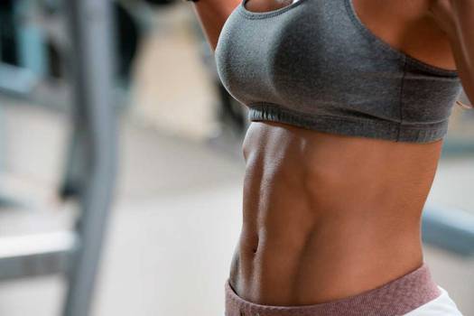 Los ejercicios abdominales fortalecen los músculos del abdomen, incluyendo los músculos rectos abdominales, oblicuos y transversales.