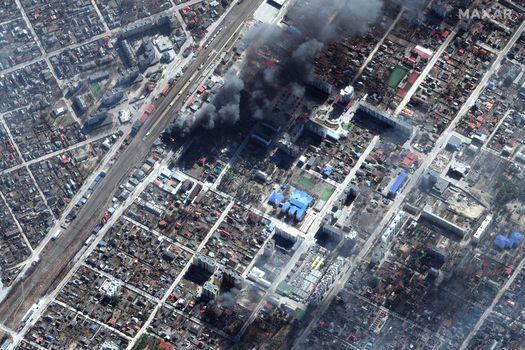 Esta imagen satelital del folleto publicada por Maxar Technologies muestra una imagen multiespectral más cercana de los tanques de almacenamiento de petróleo en llamas y el área industrial en Chernígov, Ucrania, el 21 de marzo de 2022.