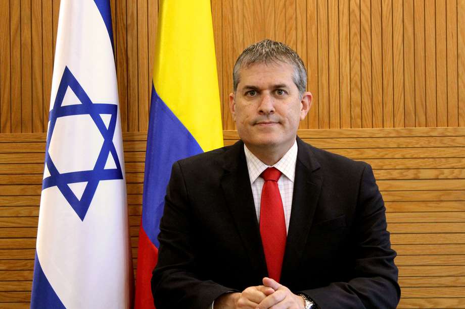 Gali Dagan, embajador de Israel en Colombia, dijo: "Reaccionaremos fuertemente contra esta agresividad de Hamás y lloraremos por las víctimas inocentes que perdimos el sábado".