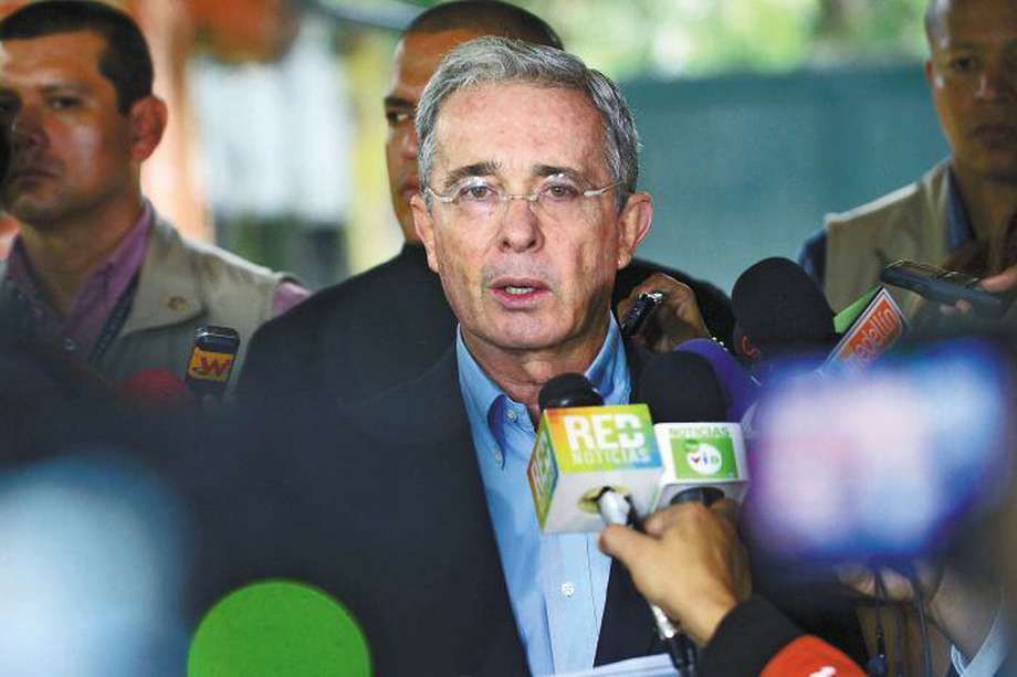 Expresidente Álvaro Uribe seguirá investigado y en libertad. / AFP
