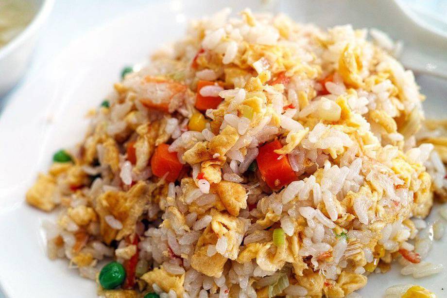 La receta de arroz con huevo es de las que más se consume en el país.