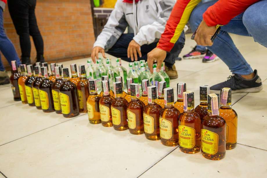 Las autoridades hallaron 80 botellas de bebidas embriagantes que tenían estampillas irregulares.